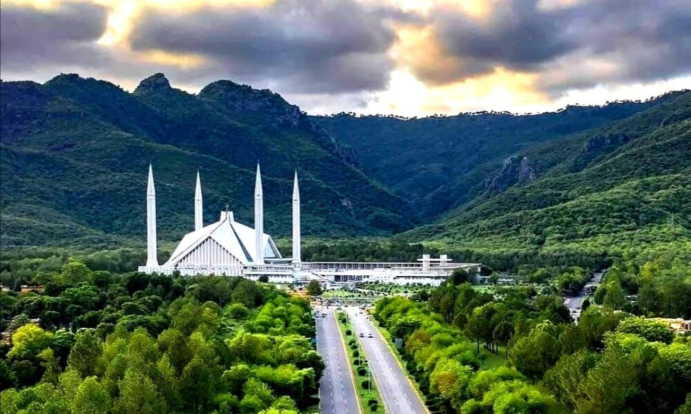 Which is the Largest Mosque in Pakistan